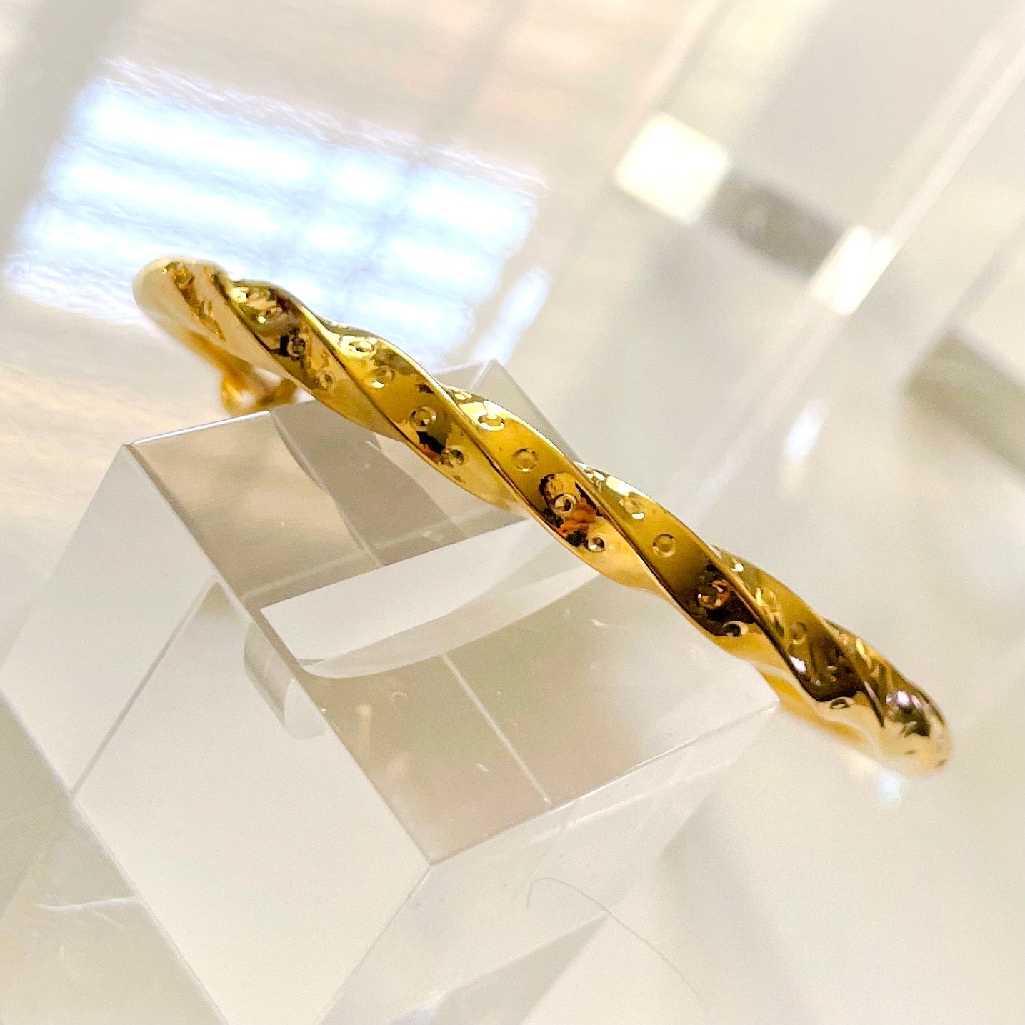 Tears of the Sea - Twisty Gold Bangle