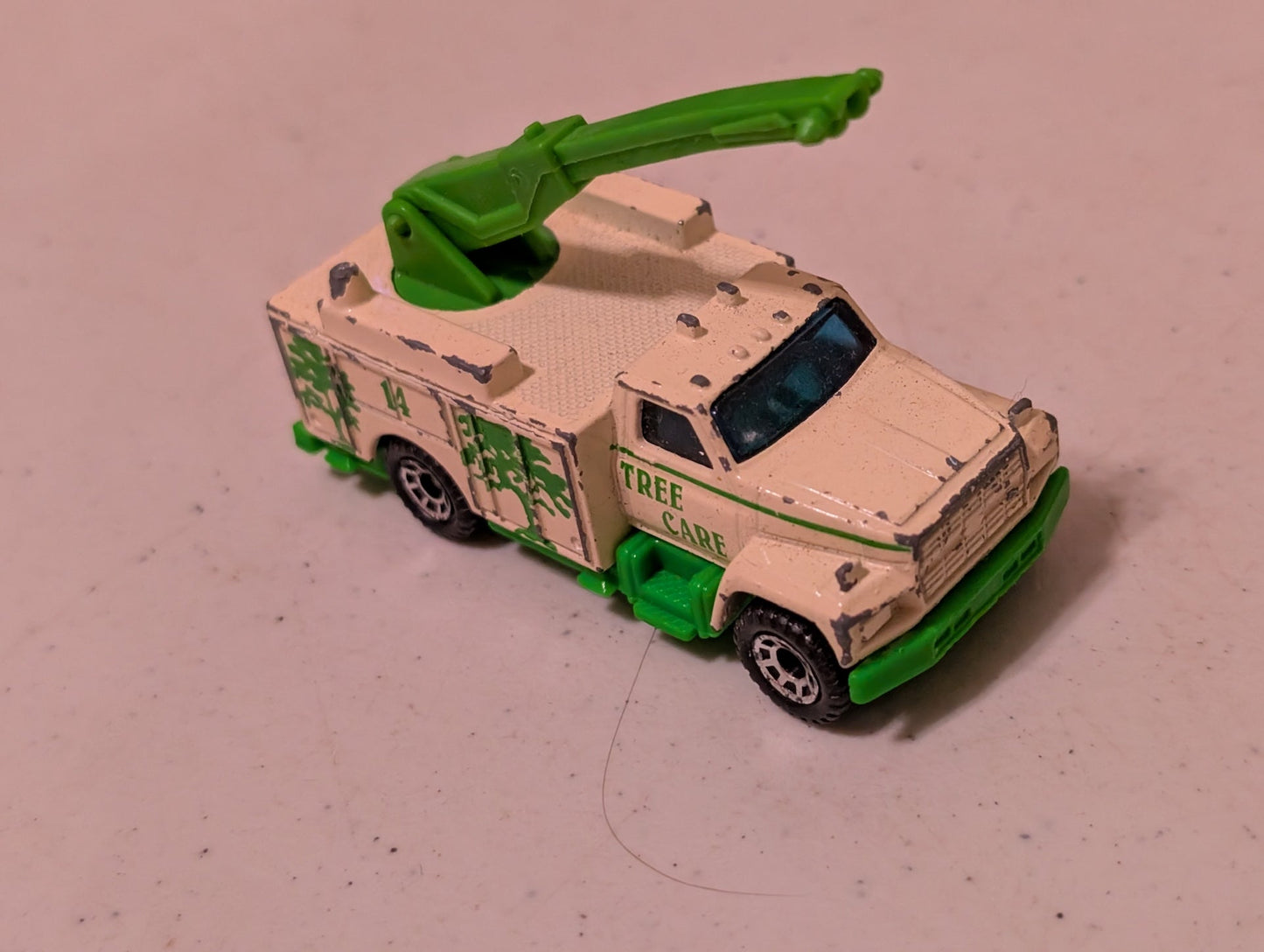Utility Truck TREE CARE BUCKET TRUCK Matchbox 1:33 1989 FORD UTILITY  WHITE POOR(Vehicle, SciFi/Fantasy, Collectable, Vintage, Loose, Missing Parts/pieces, Incomplete)