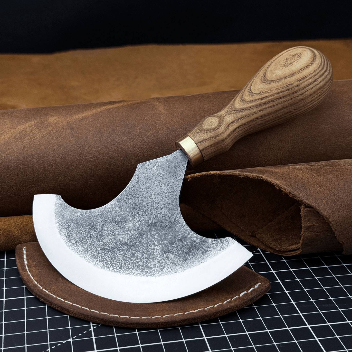 Large Leather Round Knife, 12.5 cm (4.9 inches)
